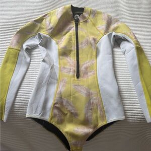 Stylish Yellow and Gray Feather Neoprene Wetsuit